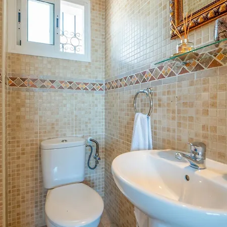 Semesterbostad Lovely Townhouse, Several Terraces, Garden, Pool Nerja