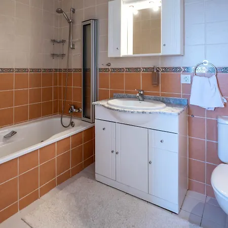 Semesterbostad Lovely Townhouse, Several Terraces, Garden, Pool