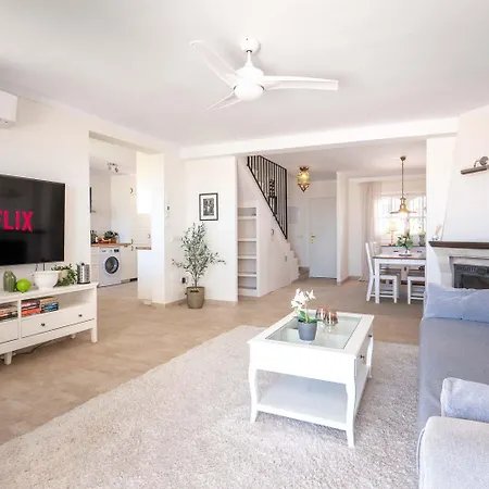 Semesterbostad Lovely Townhouse, Several Terraces, Garden, Pool Nerja