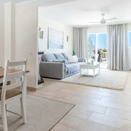 Lovely Townhouse, Several Terraces, Garden, Pool Semesterbostad